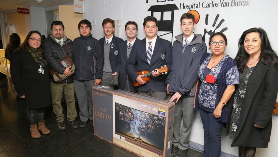 Alumnos del Mackay School llevaron alegría y una donación a pacientes pediátricos del Hospital Van Buren