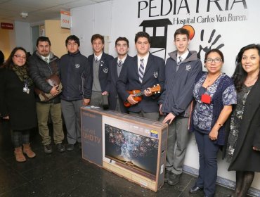 Alumnos del Mackay School llevaron alegría y una donación a pacientes pediátricos del Hospital Van Buren