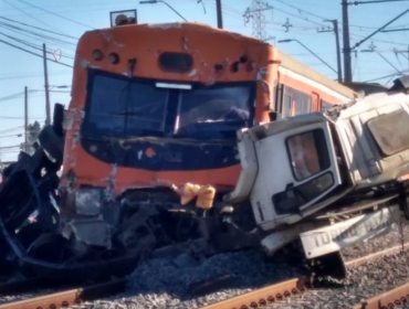 Grave accidente entre Biotrén y camión deja dos muertos y seis lesionados en Coronel