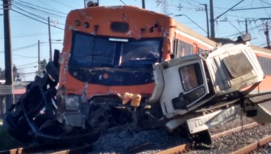 Grave accidente entre Biotrén y camión deja dos muertos y seis lesionados en Coronel