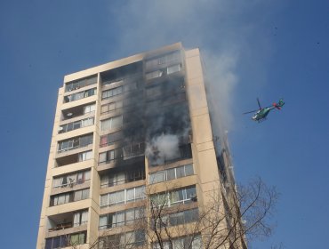 Incendio afectó a al menos tres pisos de un edificio ubicado en Recoleta