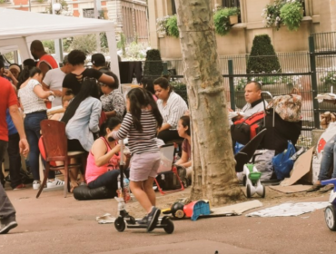 Un centenar de latinos fueron expulsados de edificio en Francia y hoy acampan en la vía pública