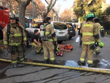 Evacúan a cerca de 30 personas por incendio en edificio de Las Condes