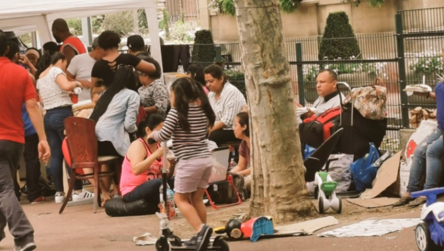 Un centenar de latinos fueron expulsados de edificio en Francia y hoy acampan en la vía pública