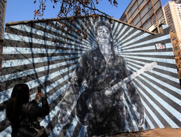 "Que viva entre la gente": Gustavo Cerati fue inmortalizado en un mural en Santiago