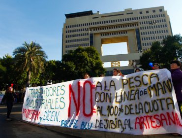 Pescadores artesanales anuncian que "rodearán" el Congreso este martes para "defender Ley de la Jibia"