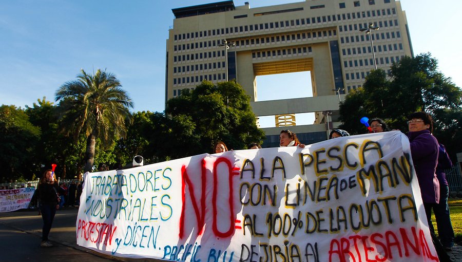 Pescadores artesanales anuncian que "rodearán" el Congreso este martes para "defender Ley de la Jibia"