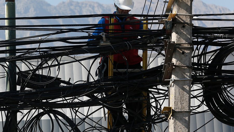 Presidente Piñera promulga ley que ordena el retiro de los cables aéreos en desuso