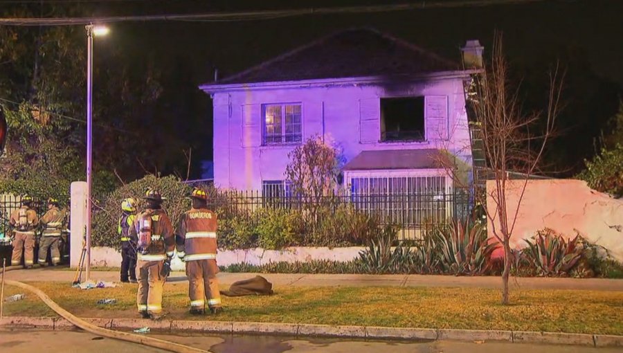 Tres adultos mayores resultaron lesionados por violento incendio en Las Condes