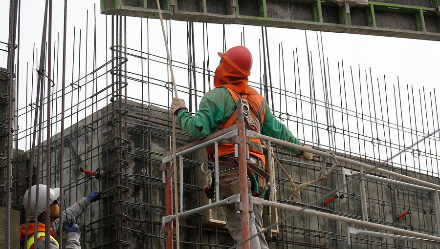 INE: La mitad de los trabajadores en Chile recibe un sueldo igual o inferior a $400 mil