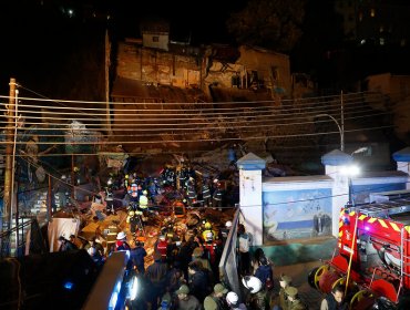 Bomberos de Valparaíso advierte peligro de derrumbe de muralla en plena zona de emergencia