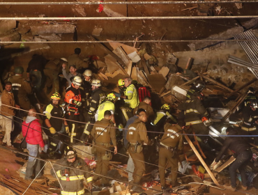 Al menos cuatro personas fallecieron tras derrumbe de vivienda en pleno centro de Valparaíso