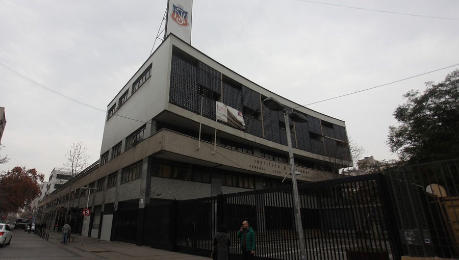 Fiscalía aún no ordena detención de alumno del Instituto Nacional que manipula arma en video