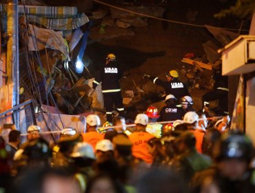 Fuera de riesgo vital se encuentran los dos niños rescatados del derrumbe en Valparaíso