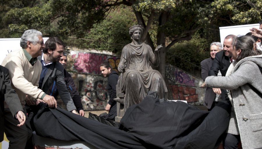 Luego de 16 años, estatua «La República» regresó a la plaza Rubén Darío de Valparaíso