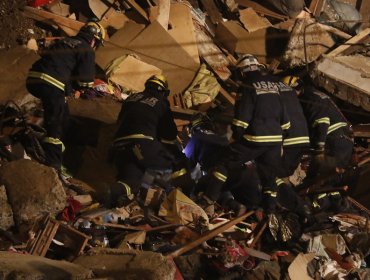 Derrumbe en Valparaíso: Labores de rescate y búsqueda de cuerpos se mantuvo toda la madrugada