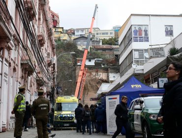 Reactivan labores de rescate tras llegada de grúa "pluma" a la zona del derrumbe en Valparaíso