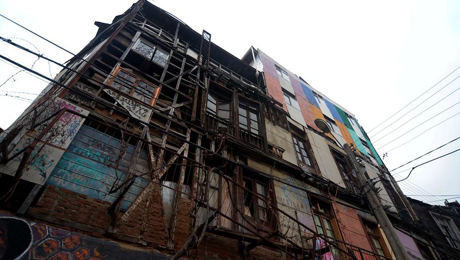 Vecinos de Valparaíso denuncian abandono de las autoridades: "No se preocupan de los cerros"