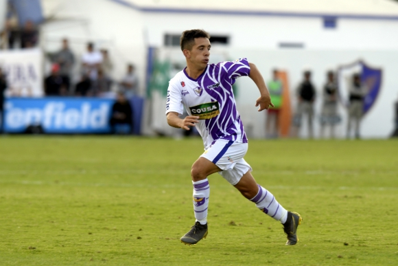 El volante Leonardo Fernández arribó a Santiago para firmar por la U