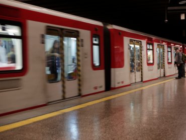 Metro de Santiago suspende servicio en estación Moneda por persona en la vía