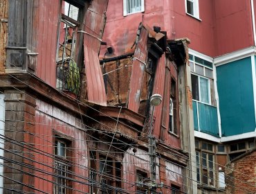 Gobierno anuncia recursos para demoler viviendas de riesgo en Valparaíso