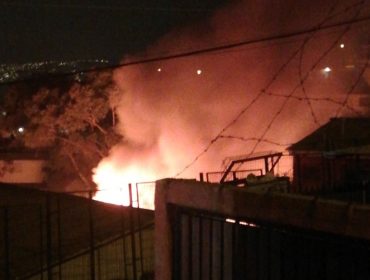 Nueva tragedia enluta a Valparaíso: Un muerto y dos viviendas destruidas dejó incendio en el cerro Alegre