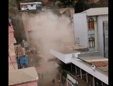 Captan imágenes de nuevo derrumbe producido en zona de emergencia de Valparaíso