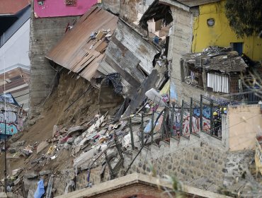 Identifican primeras víctimas de derrumbe en Valparaíso: Dos venezolanos y una chilena