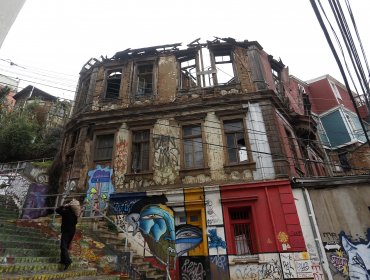 Tras derrumbe, alcalde de Valparaíso anuncia demolición de seis edificaciones