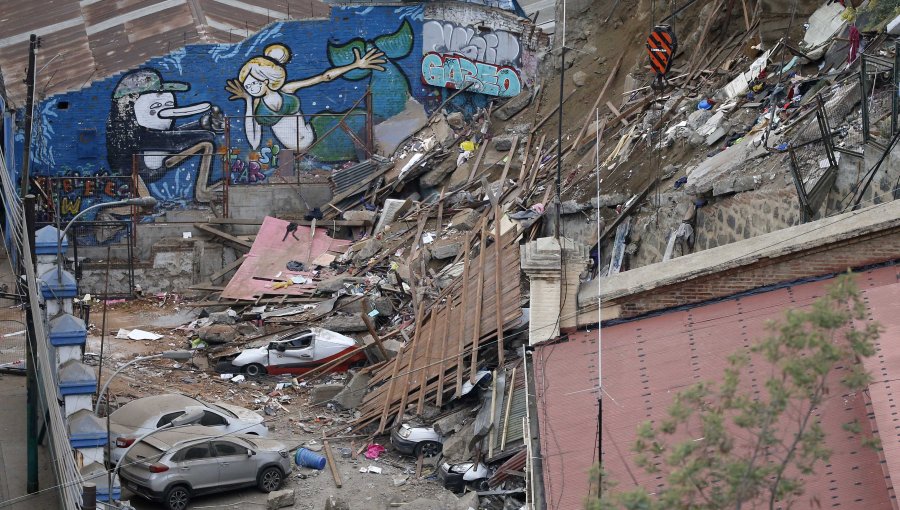 Tragedia en Valparaíso: Rescatan a un quinto cuerpo entre los escombros durante la madrugada