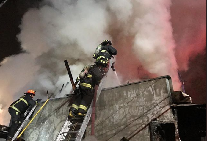 Cuatro personas murieron en incendio que destruyó seis casas en Peñalolén