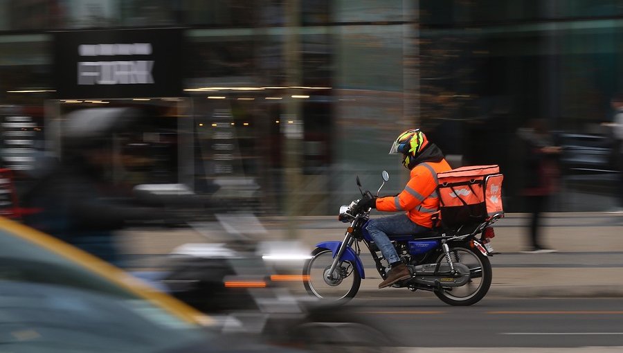 Gobierno y empresas de delivery crean mesa de trabajo por la venta de alcohol a menores