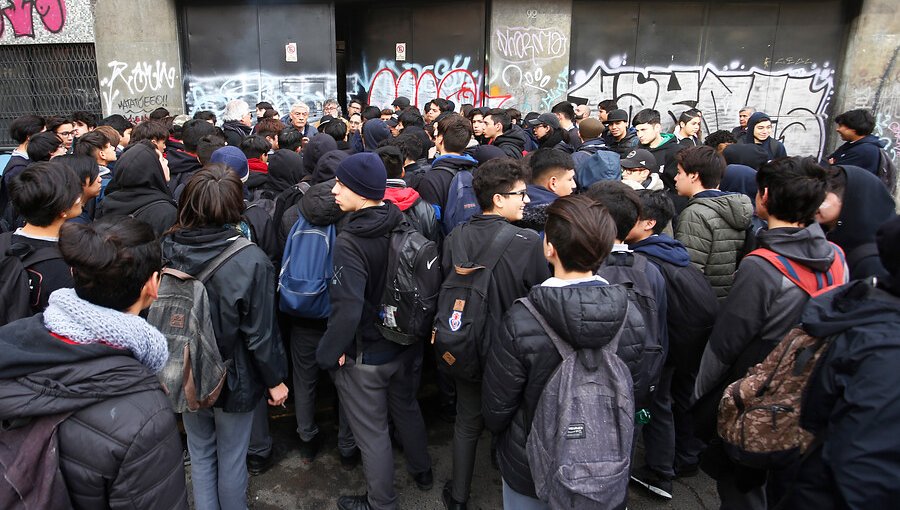 Apoderados intentaron desenmascarar a encapuchados del Instituto Nacional: hubo incidentes