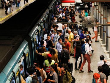 Por falla técnica en la vía, servicio en la Línea 1 del Metro de Santiago se mantiene interrumpido