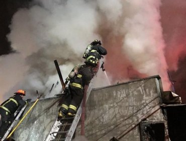 Cuatro personas murieron en incendio que destruyó seis casas en Peñalolén