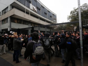 Alumnos del Instituto Nacional sólo podrán ingresar mostrando carnet de identidad o pase escolar