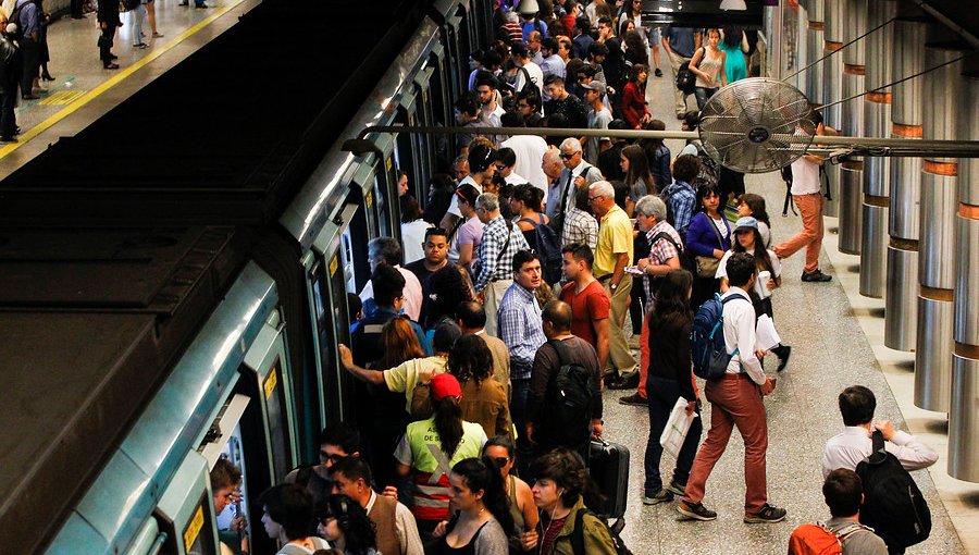 Por falla técnica en la vía, servicio en la Línea 1 del Metro de Santiago se mantiene interrumpido