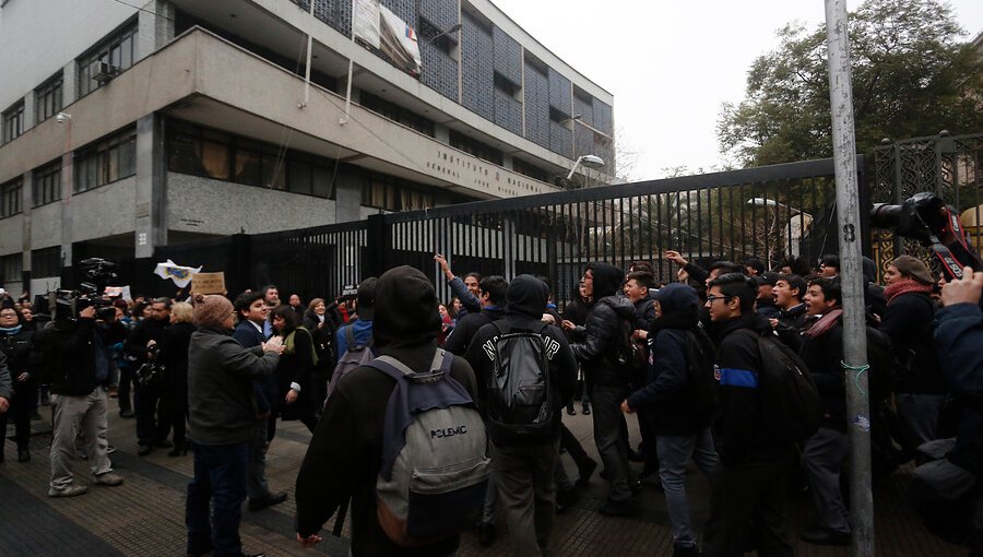 Alumnos del Instituto Nacional sólo podrán ingresar mostrando carnet de identidad o pase escolar