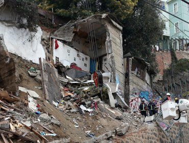 Sernageomin: Filtración de agua habría provocado el fatal derrumbe que enluta a Valparaíso