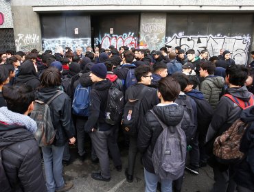 Apoderados intentaron desenmascarar a encapuchados del Instituto Nacional: hubo incidentes