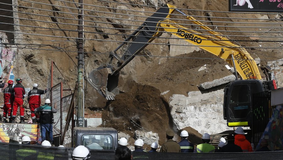 "Con delicadeza y respeto" se dio inicio a extracción de escombros en Valparaíso