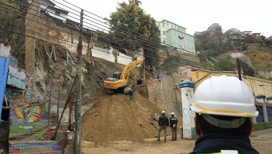 Jorge Sharp: "El problema de Valparaíso no pasa por demoler viviendas, sino por reconstruir una ciudad golpeada por el abandono"