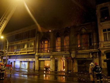 Incendio destruyó residenciales y al menos 17 locales comerciales en centro de Valparaíso