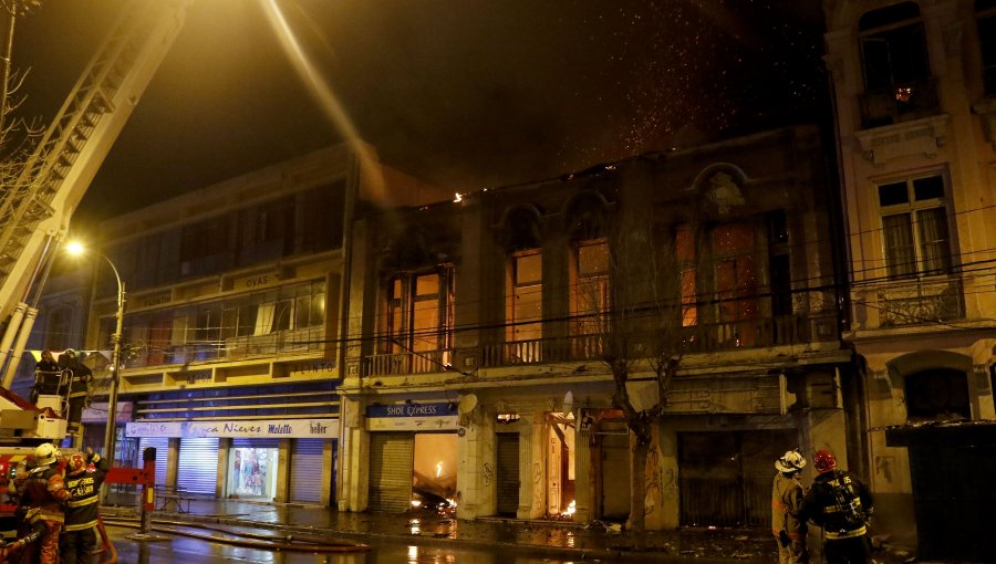 Incendio destruyó residenciales y al menos 17 locales comerciales en centro de Valparaíso