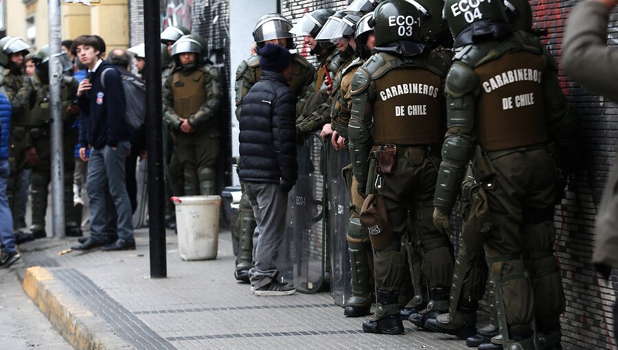 Seis carabineros resultaron heridos tras nuevos incidentes en el Instituto Nacional
