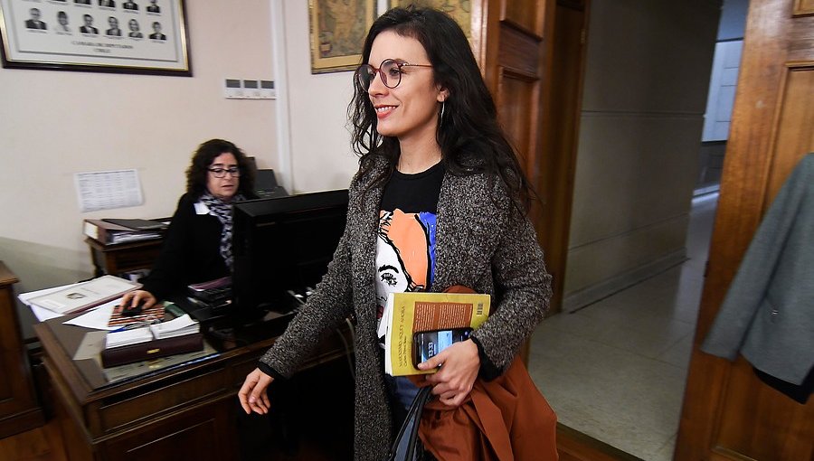 Cadem: Aprobación de Camila Vallejo subió 11 puntos a raíz del proyecto "40 horas"
