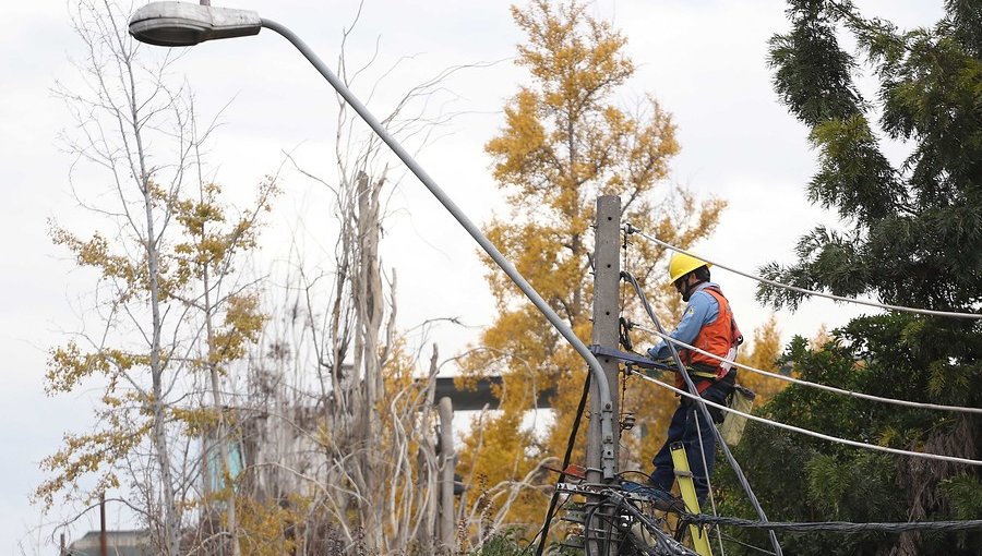 Enel activa plan preventivo ante posibilidad de vientos en la precordillera de la capital