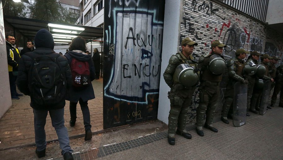 Defensoría de la Niñez condena "actuar policial desmedido" en Instituto Nacional