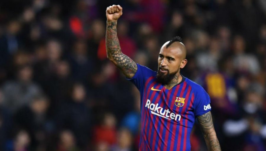 Entrenador de Barcelona habría pedido la continuidad de Arturo Vidal en el club