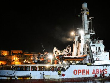 El 'Open Arms' llegó al puerto de Lampedusa en Italia tras 19 días de espera en el mar